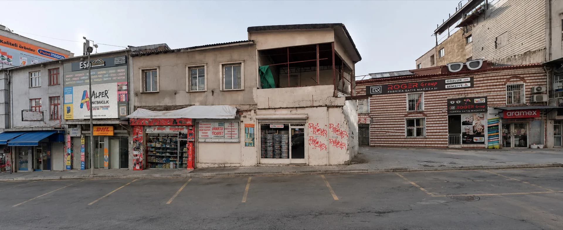Restorasyon öncesi yapının sokak silüeti içindeki durumu