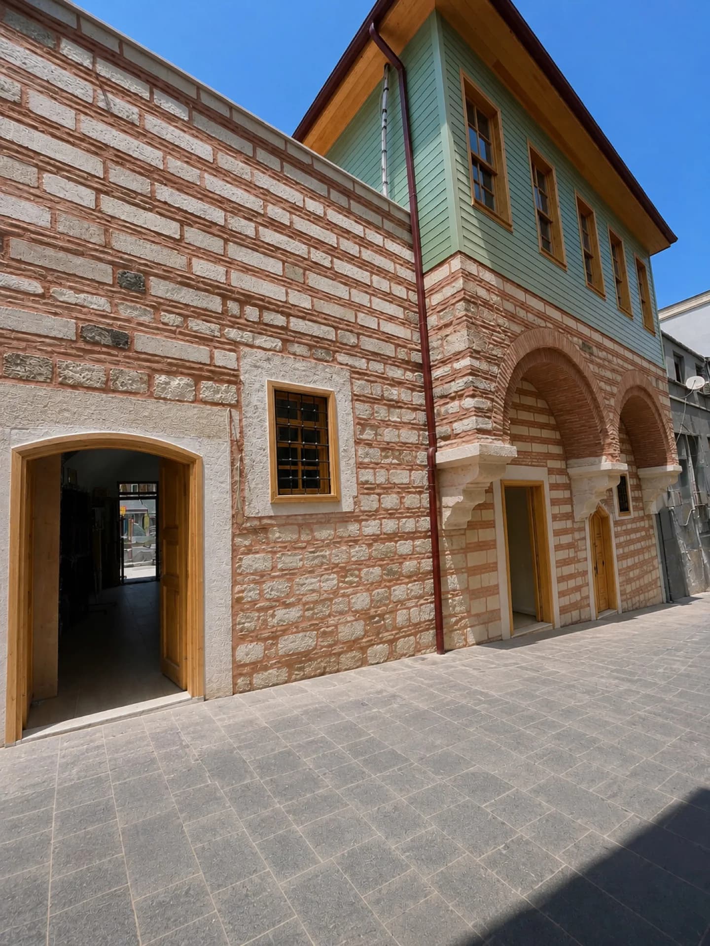 Arka cephe – tuğla tonoz kemerler ve ahşap doğramalar