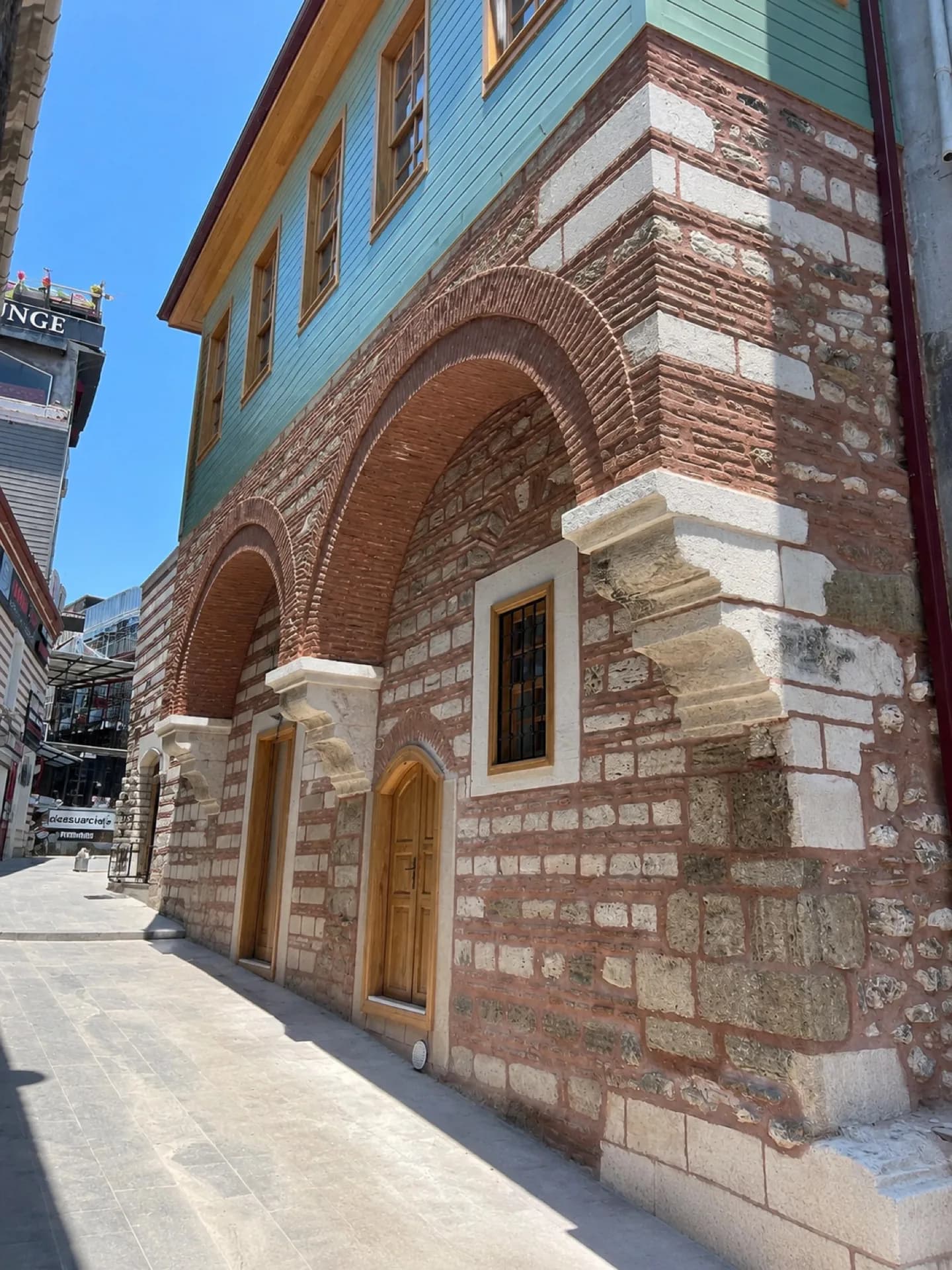 Tuğla tonoz kemerler ve kesme taş payandalar