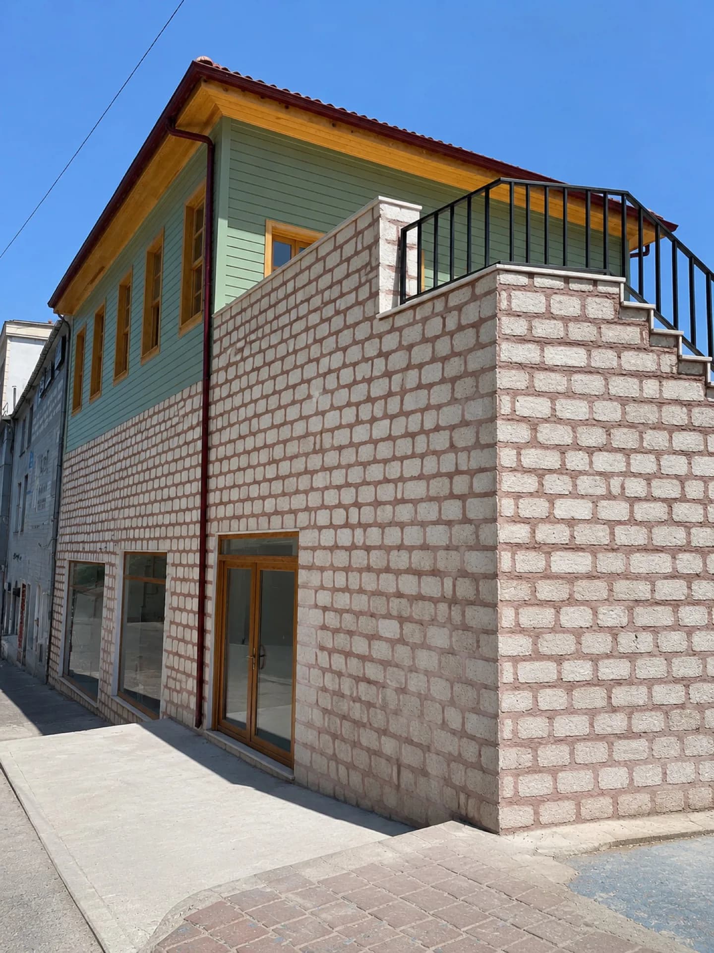 Köşe cephesi, taş duvar örgüsü ve teras merdiveni