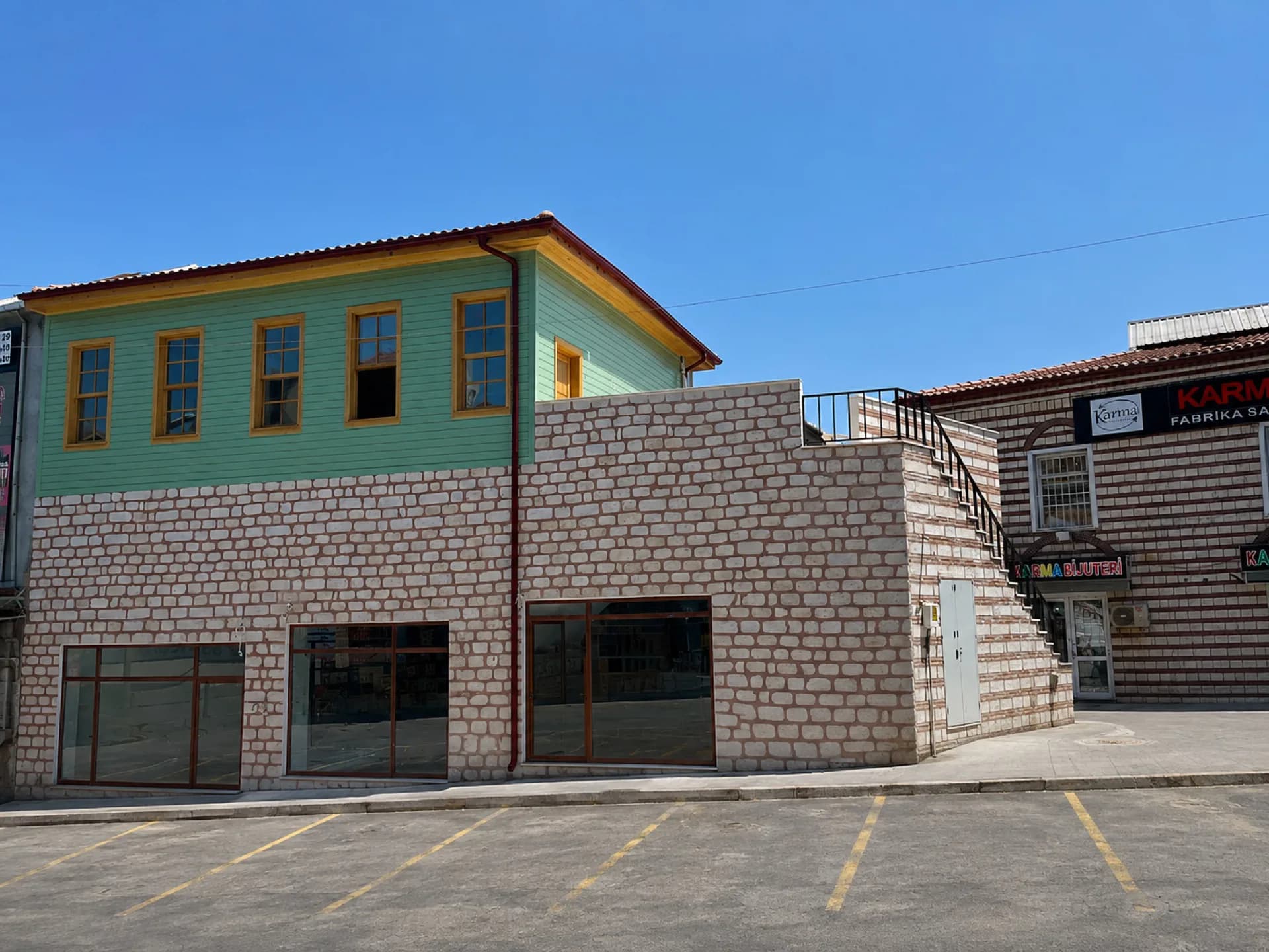 Restorasyon sonrası ön cephe – taş zemin kat ve ahşap üst kat